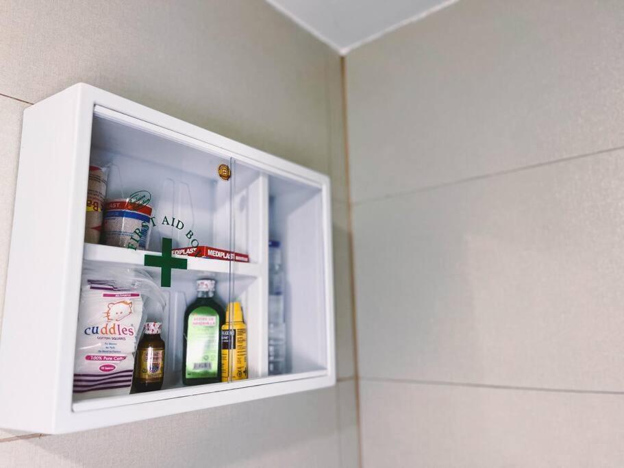 2br With Balcony Free Use Pool, Gym, Bball, Netflix Apartment Manila