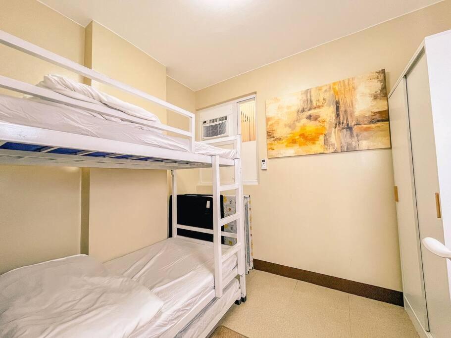 Apartment 2br With Balcony Free Use Pool, Gym, Bball, Netflix