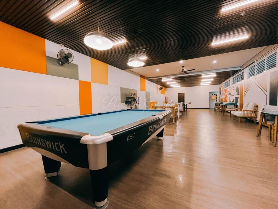 2br With Balcony Free Use Pool, Gym, Bball, Netflix Apartment Manila
