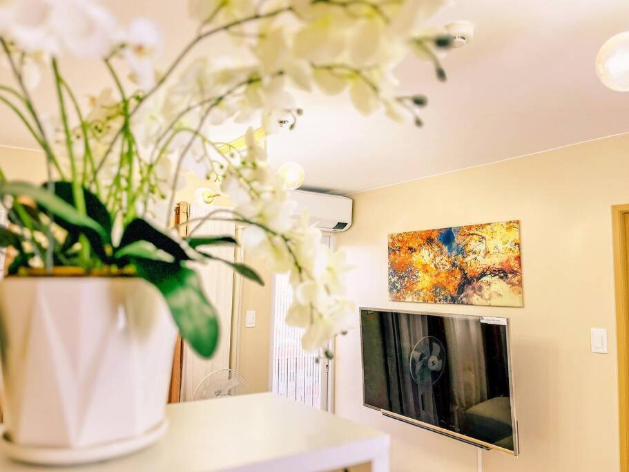 2br With Balcony Free Use Pool, Gym, Bball, Netflix Manila