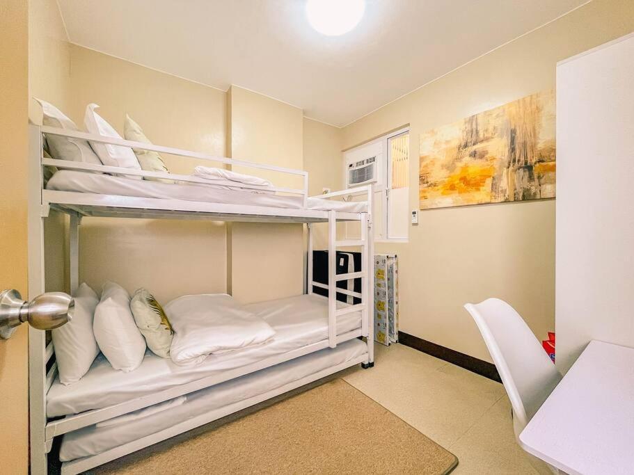 2br With Balcony Free Use Pool, Gym, Bball, Netflix * Manila