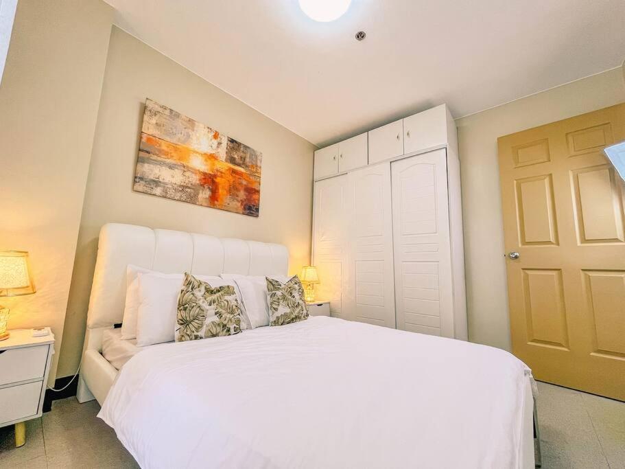2br With Balcony Free Use Pool, Gym, Bball, Netflix Apartment