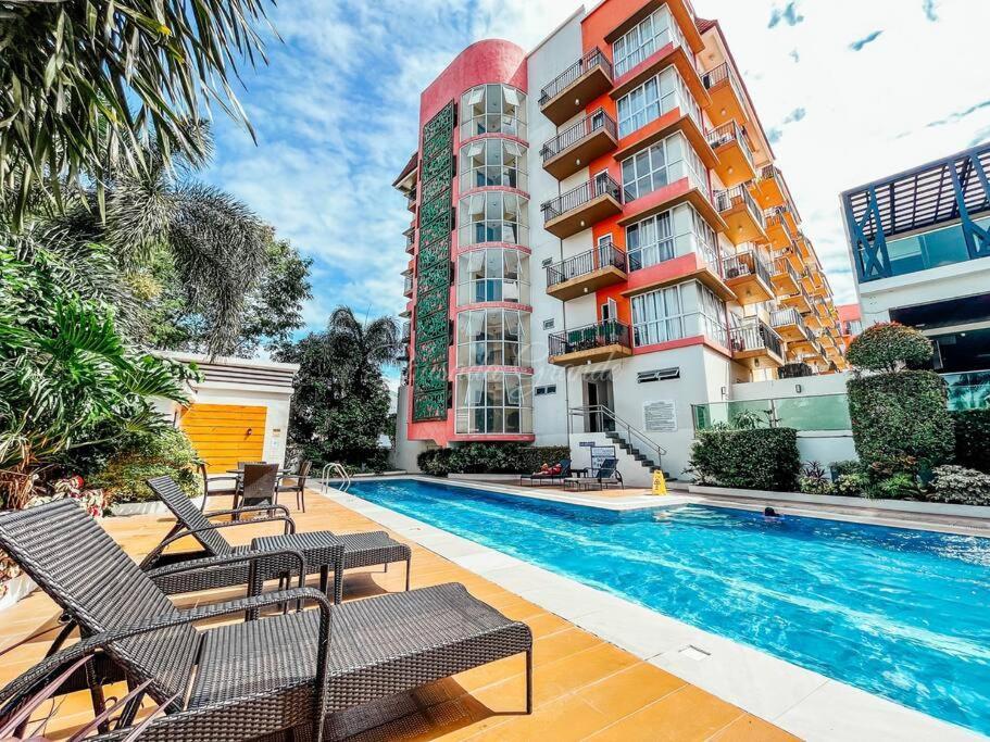 2br With Balcony Free Use Pool, Gym, Bball, Netflix
