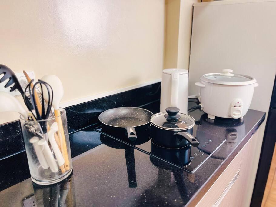2br With Balcony Free Use Pool, Gym, Bball, Netflix Apartment *