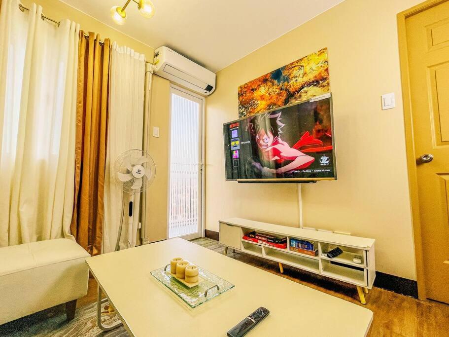 2br With Balcony Free Use Pool, Gym, Bball, Netflix Manila