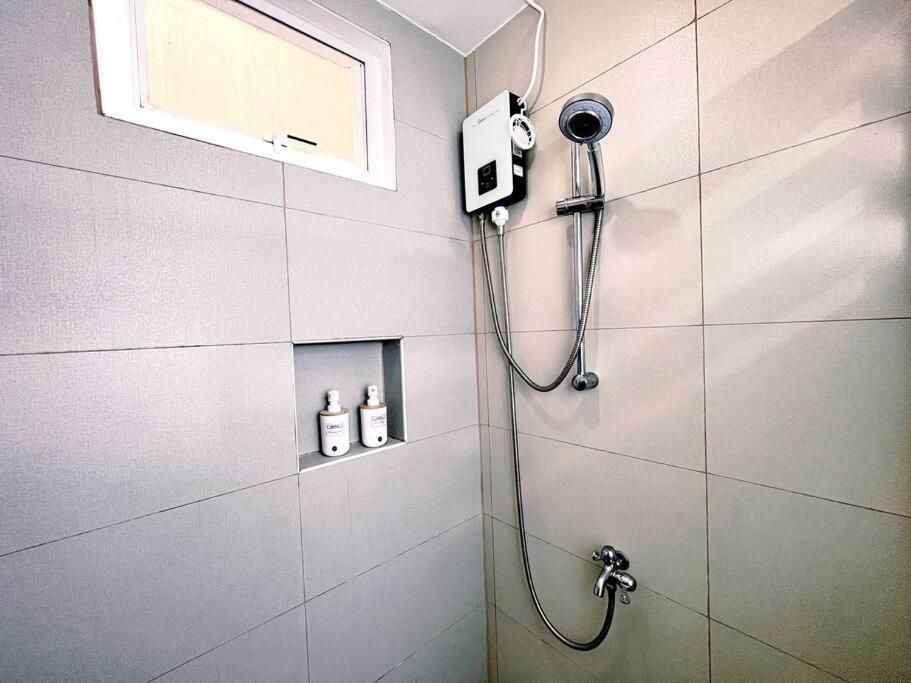 2br With Balcony Free Use Pool, Gym, Bball, Netflix