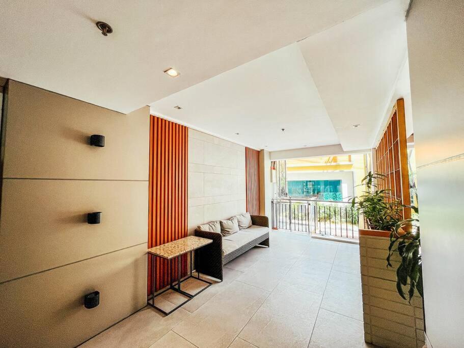 Apartment 2br With Balcony Free Use Pool, Gym, Bball, Netflix