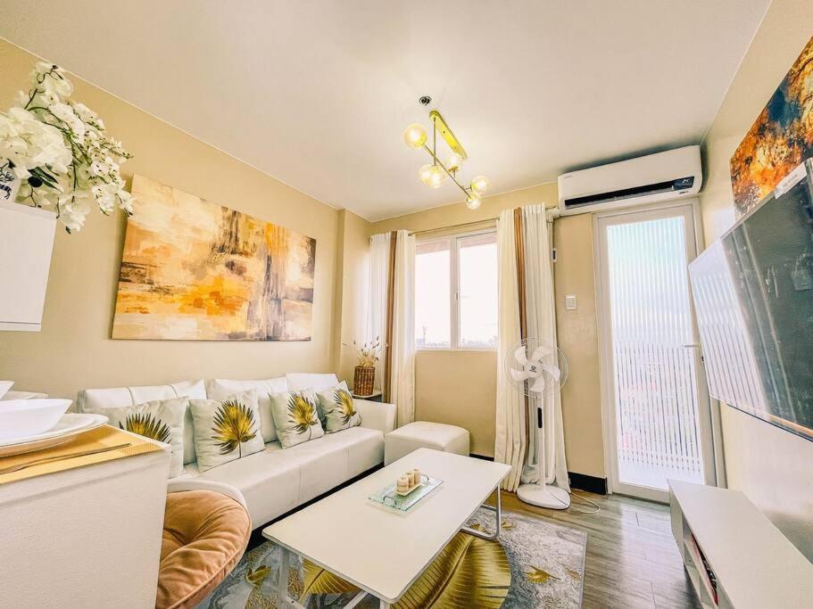2br With Balcony Free Use Pool, Gym, Bball, Netflix Manila