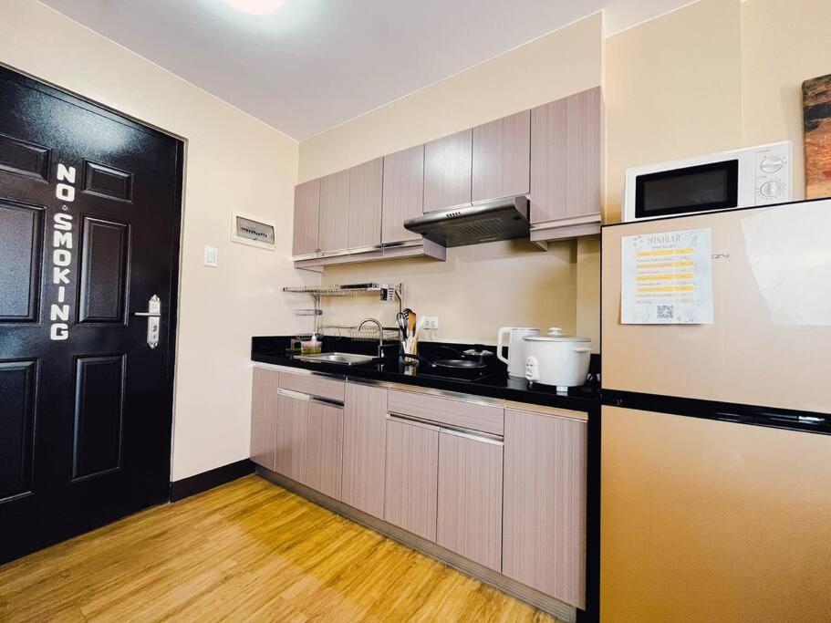 2br With Balcony Free Use Pool, Gym, Bball, Netflix Apartment