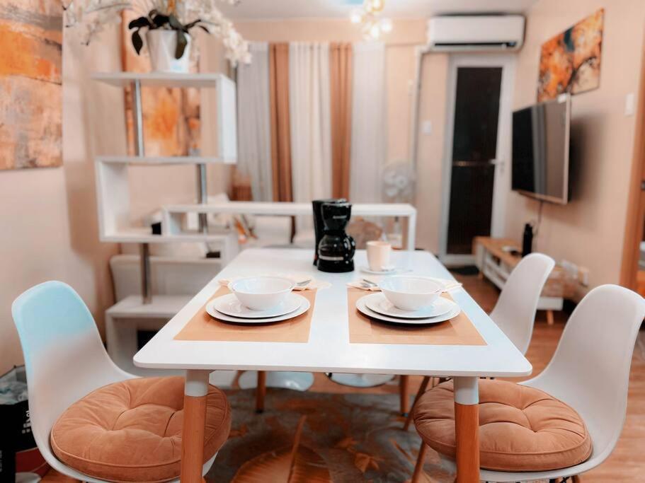 2br With Balcony Free Use Pool, Gym, Bball, Netflix Apartment *