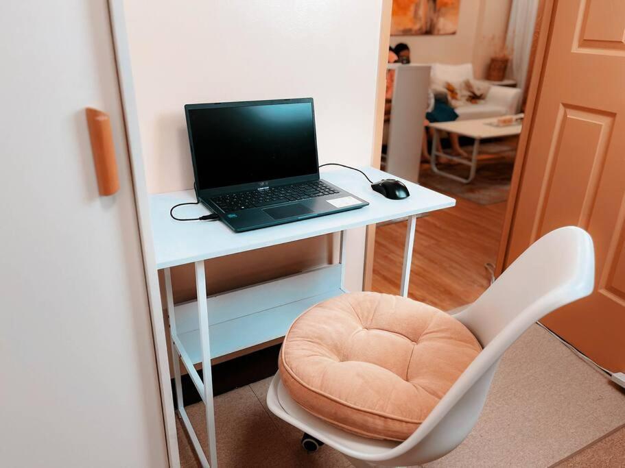 2br With Balcony Free Use Pool, Gym, Bball, Netflix Apartment Manila
