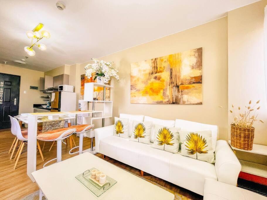 2br With Balcony Free Use Pool, Gym, Bball, Netflix Manila