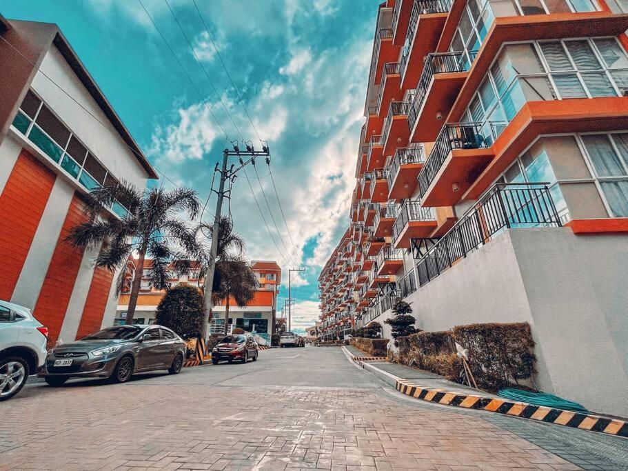 2br With Balcony Free Use Pool, Gym, Bball, Netflix Apartment *