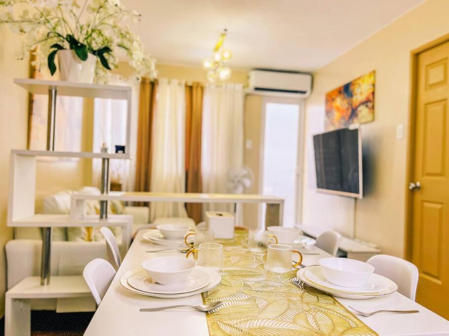 2br With Balcony Free Use Pool, Gym, Bball, Netflix Apartment Manila