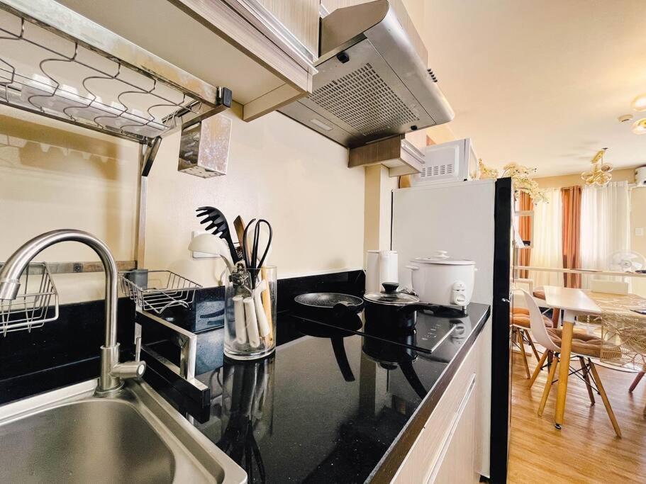2br With Balcony Free Use Pool, Gym, Bball, Netflix Manila
