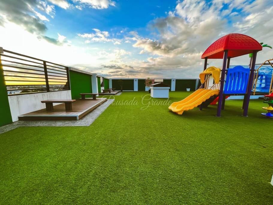 2br With Balcony Free Use Pool, Gym, Bball, Netflix Apartment
