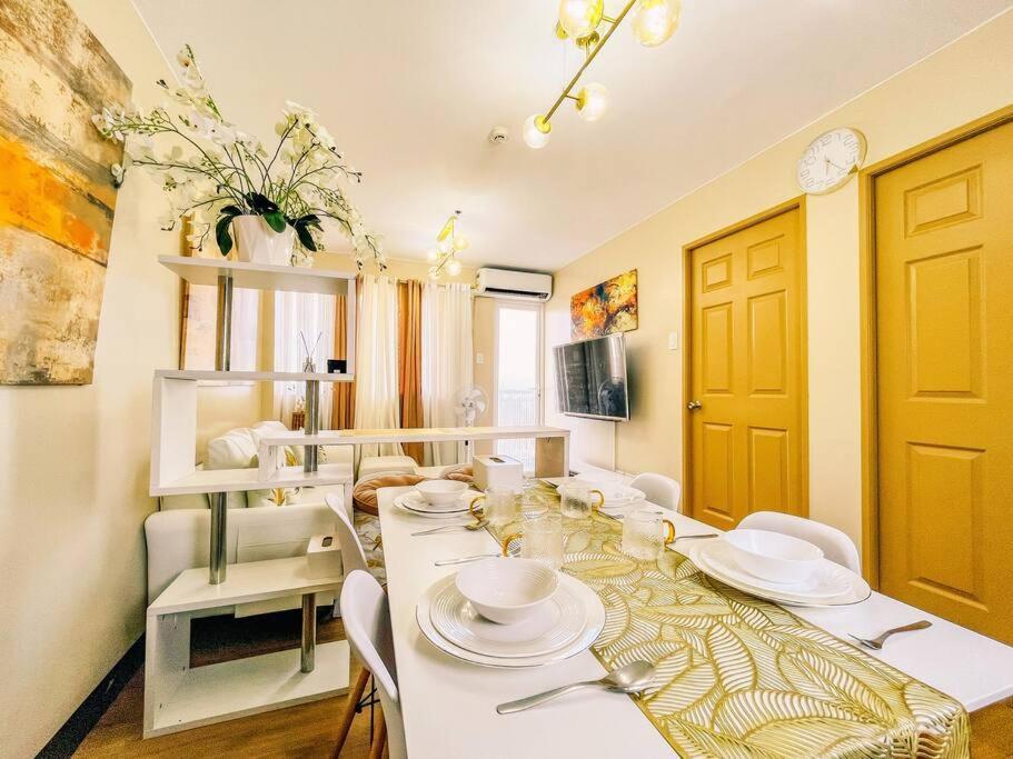 2br With Balcony Free Use Pool, Gym, Bball, Netflix Apartment Manila