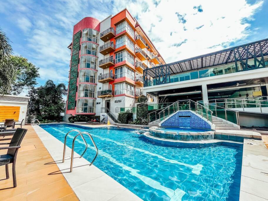 2br With Balcony Free Use Pool, Gym, Bball, Netflix *