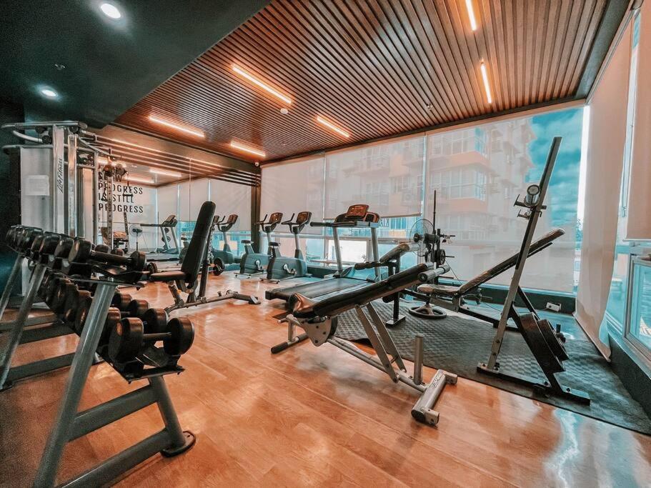 2br With Balcony Free Use Pool, Gym, Bball, Netflix Apartment Manila