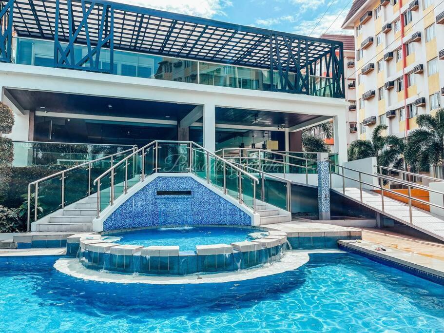 2br With Balcony Free Use Pool, Gym, Bball, Netflix Manila