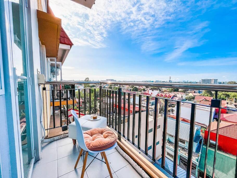2br With Balcony Free Use Pool, Gym, Bball, Netflix * Manila