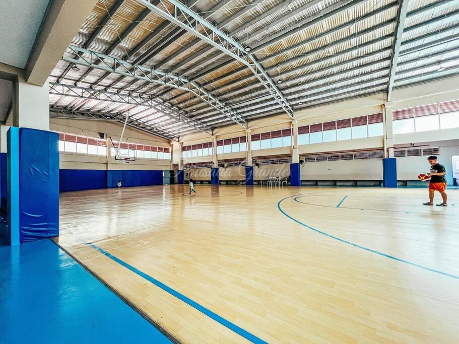 2br With Balcony Free Use Pool, Gym, Bball, Netflix