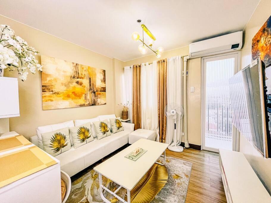 2br With Balcony Free Use Pool, Gym, Bball, Netflix Apartment Manila