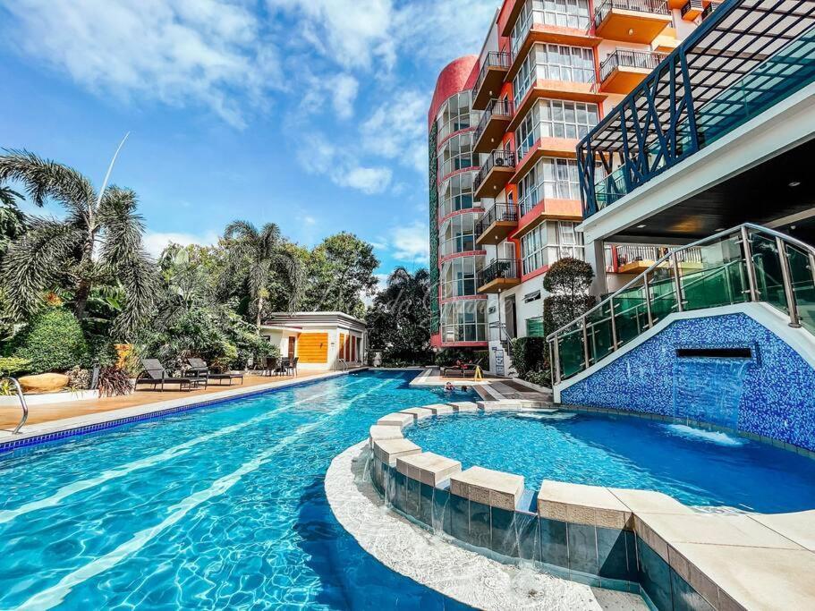 2br With Balcony Free Use Pool, Gym, Bball, Netflix Apartment