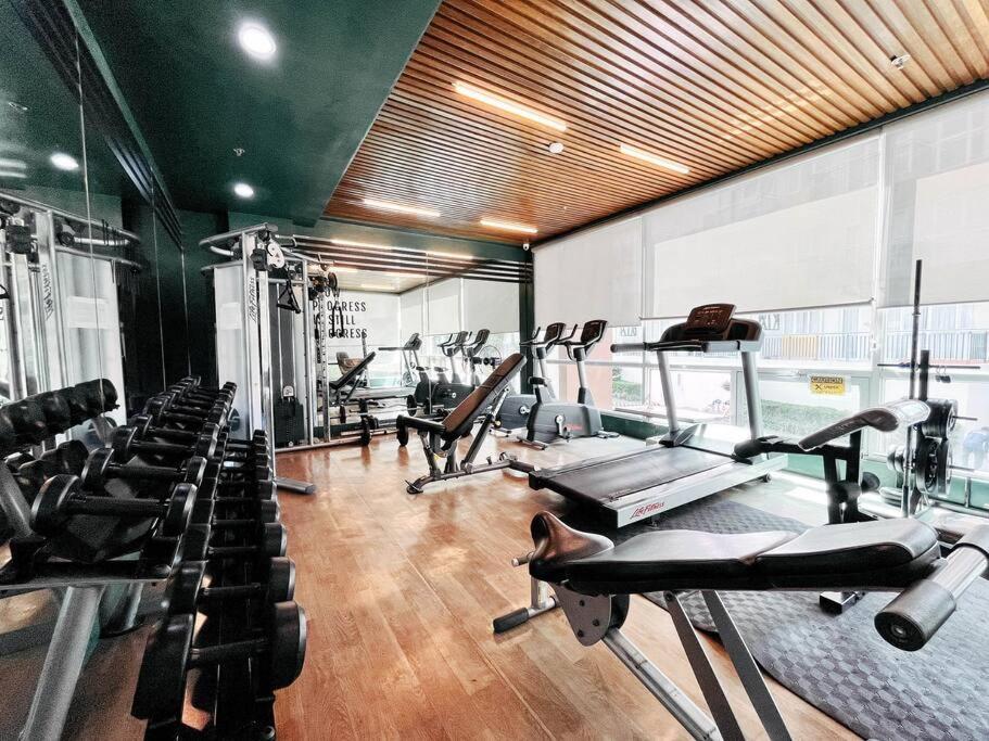 2br With Balcony Free Use Pool, Gym, Bball, Netflix Apartment *