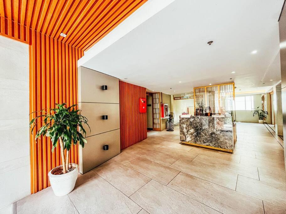 2br With Balcony Free Use Pool, Gym, Bball, Netflix Apartment