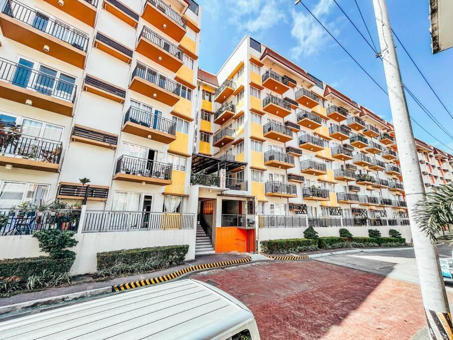 2br With Balcony Free Use Pool, Gym, Bball, Netflix Apartment Manila
