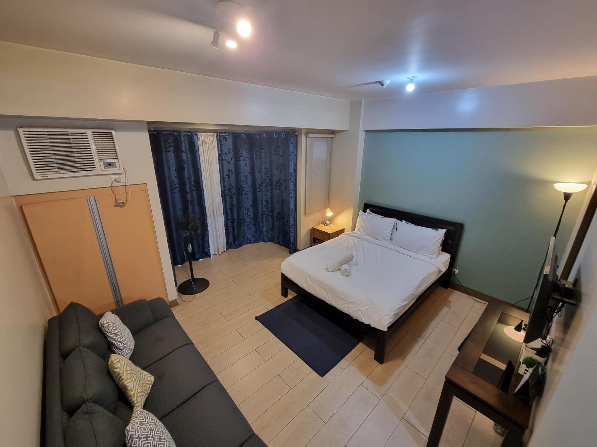 Palm Tree Near Mnl Airport Terminal 3 By Elr Apartment Manila