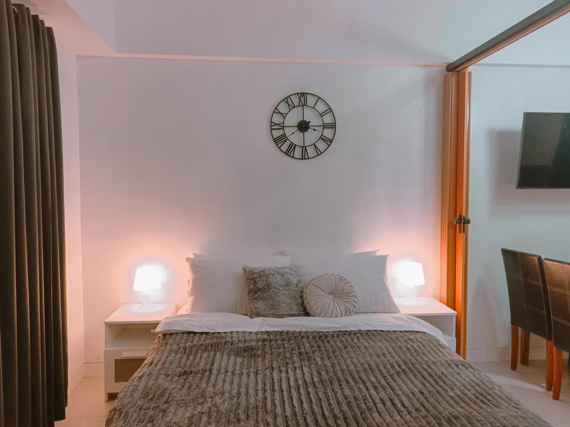 Bright & Airy Near Venice Mall With Pool, Gym & Fast Wifi Apartment Manila