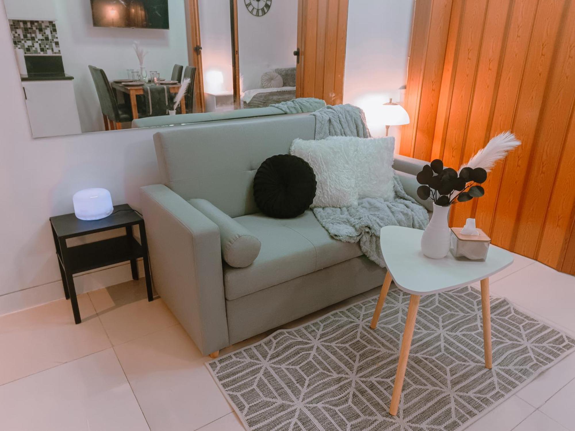 Bright & Airy Near Venice Mall With Pool, Gym & Fast Wifi Manila