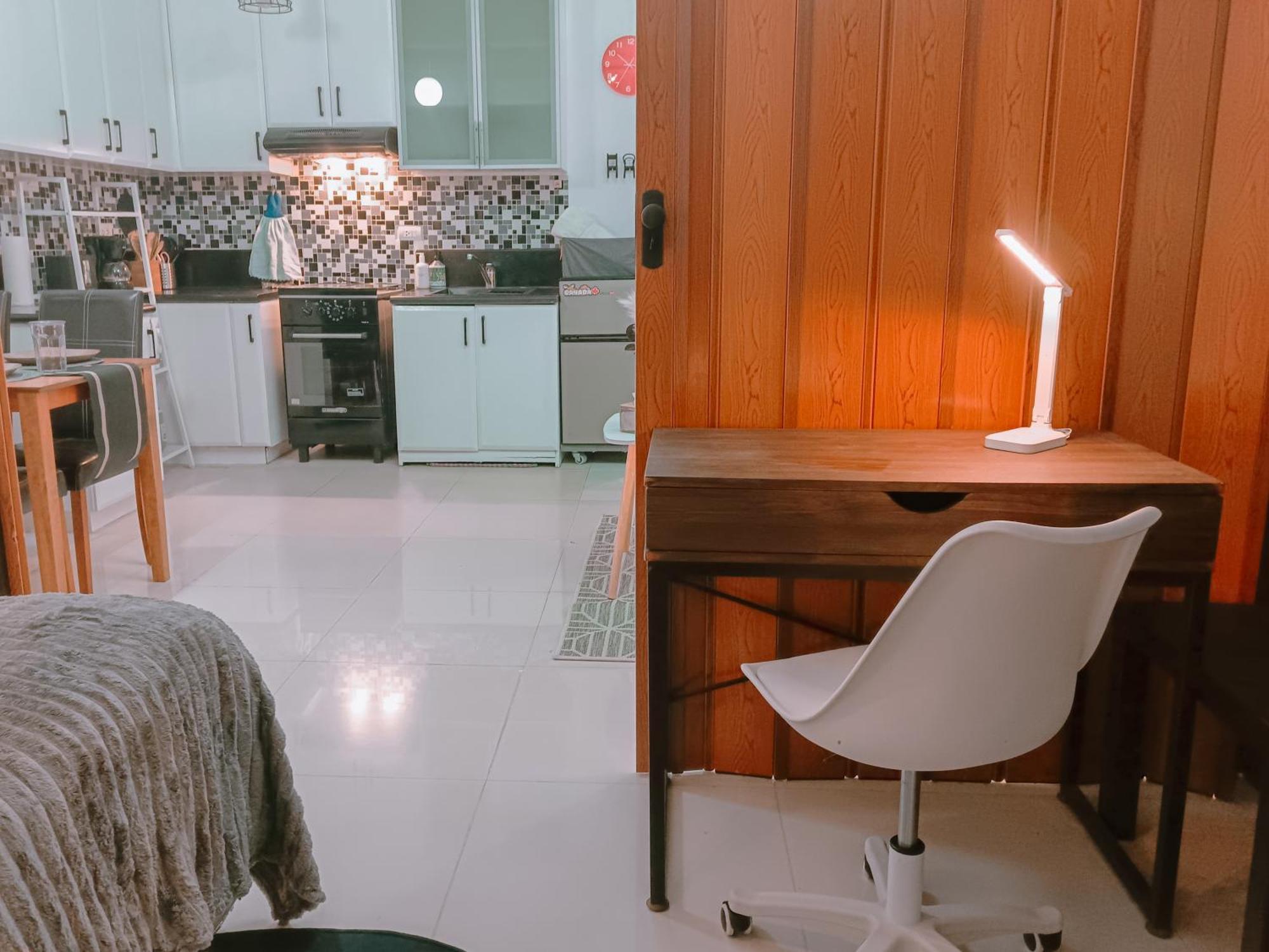 Bright & Airy Near Venice Mall With Pool, Gym & Fast Wifi Manila