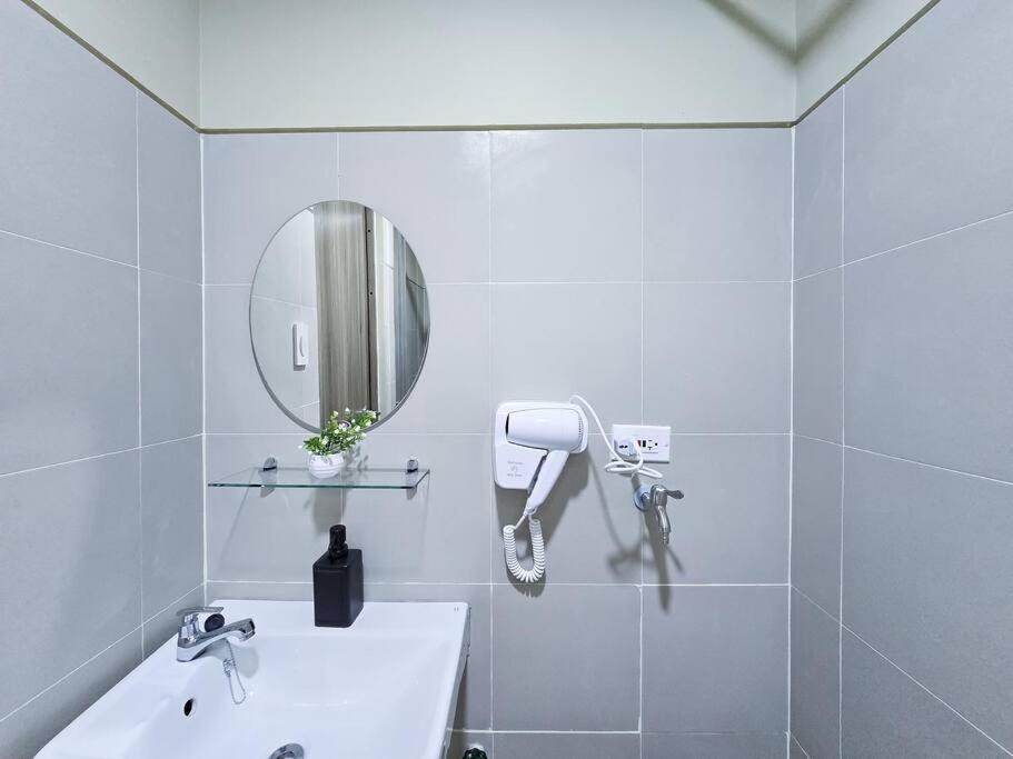 Apartment 1br Unit Condotel W Balcony Fame Residences -fm32 Manila