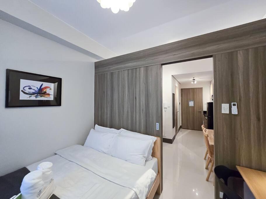 Apartment 1br Unit Condotel W Balcony Fame Residences -fm32 Manila