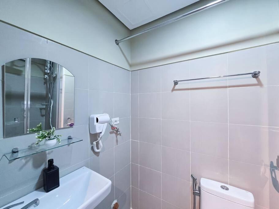 1br Unit Condotel W Balcony Fame Residences -fm31 * Manila