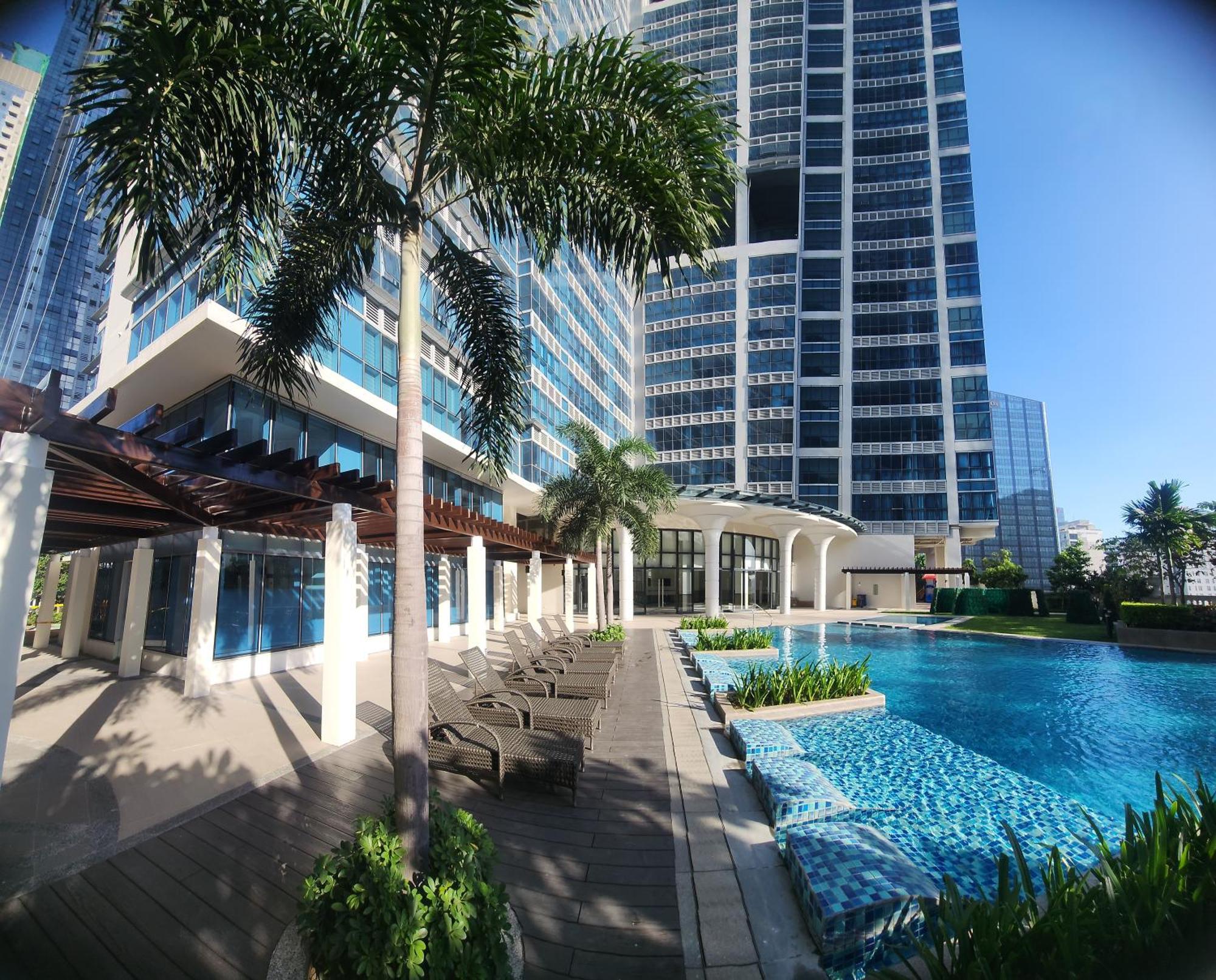 Pristine & Cozy At Uptown Mall Bgc Across Mitsukoshi With Free Parking Apartment *