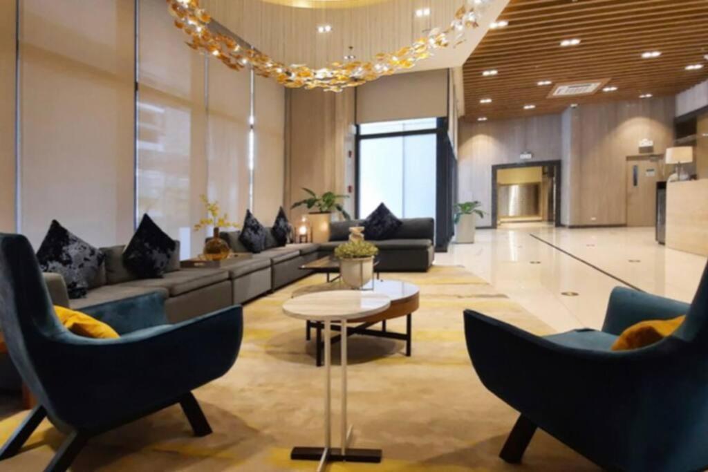 Free Parking With Balcony And View At Uptown Parksuites Bgc Manila