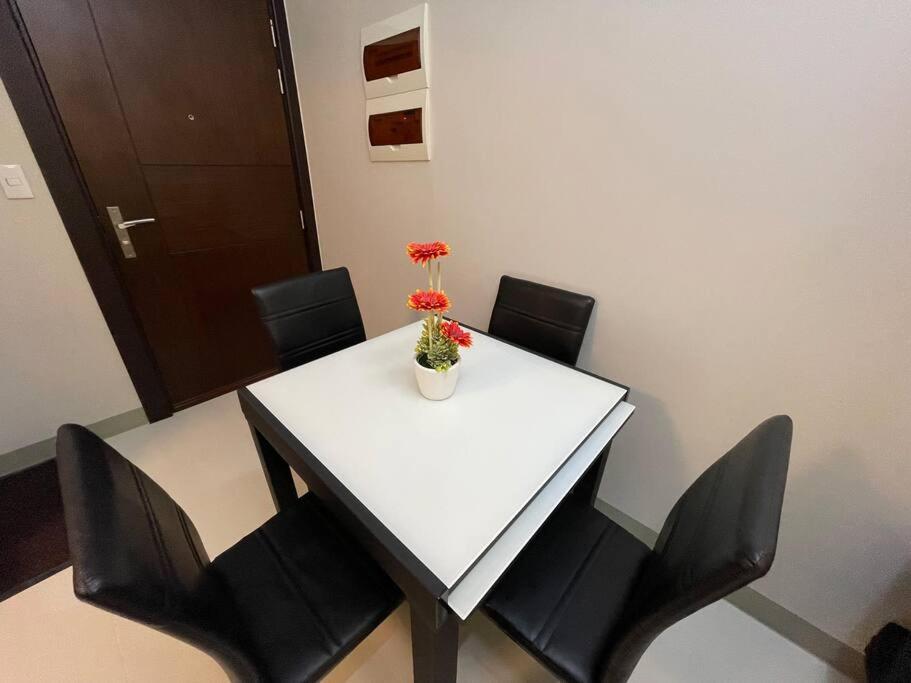 Free Parking With Balcony And View At Uptown Parksuites Bgc * Manila