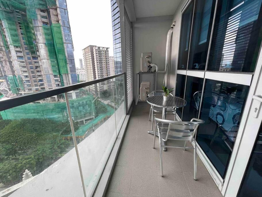 Free Parking With Balcony And View At Uptown Parksuites Bgc * Manila