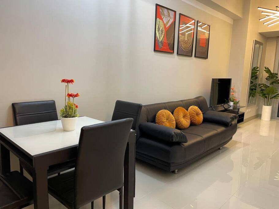 Apartment Free Parking With Balcony And View At Uptown Parksuites Bgc *