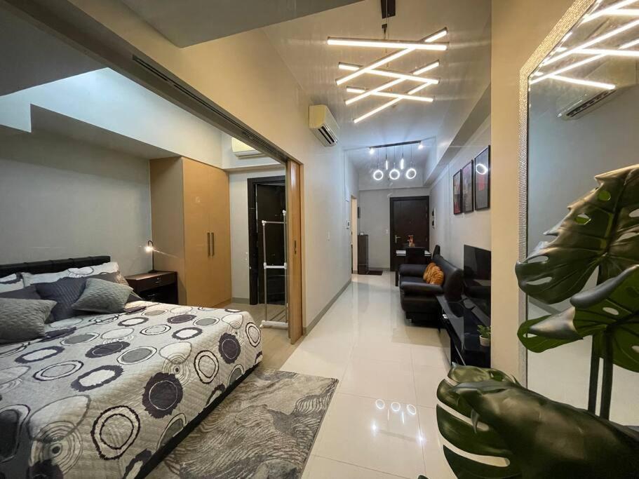Free Parking With Balcony And View At Uptown Parksuites Bgc *