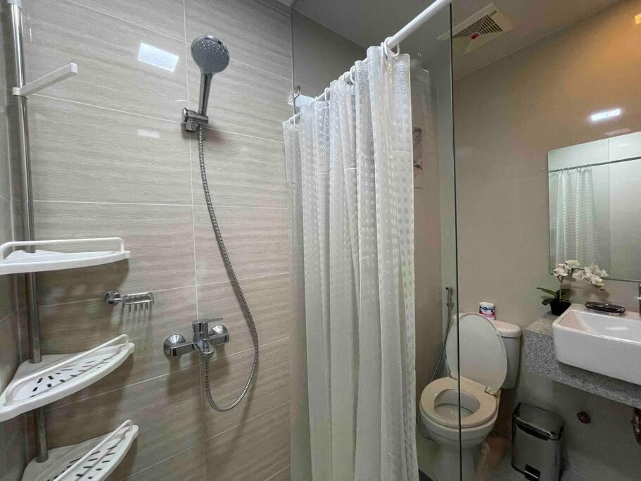 Free Parking With Balcony And View At Uptown Parksuites Bgc