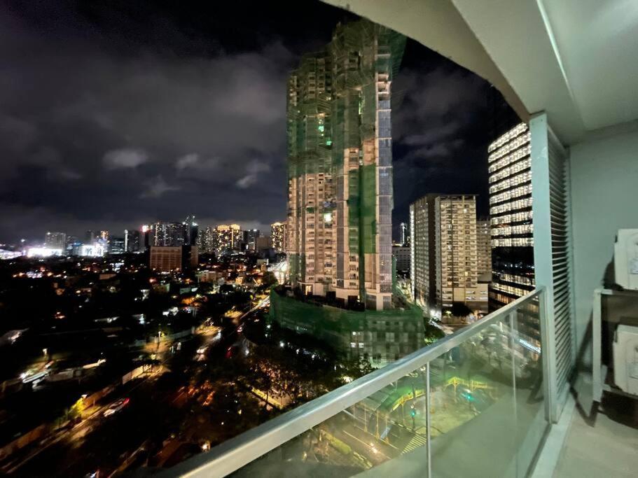 Free Parking With Balcony And View At Uptown Parksuites Bgc Apartment