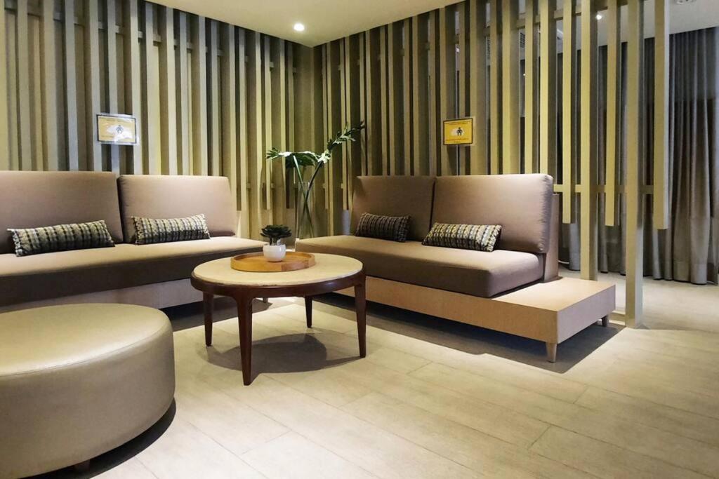 Apartment Free Parking With Balcony And View At Uptown Parksuites Bgc