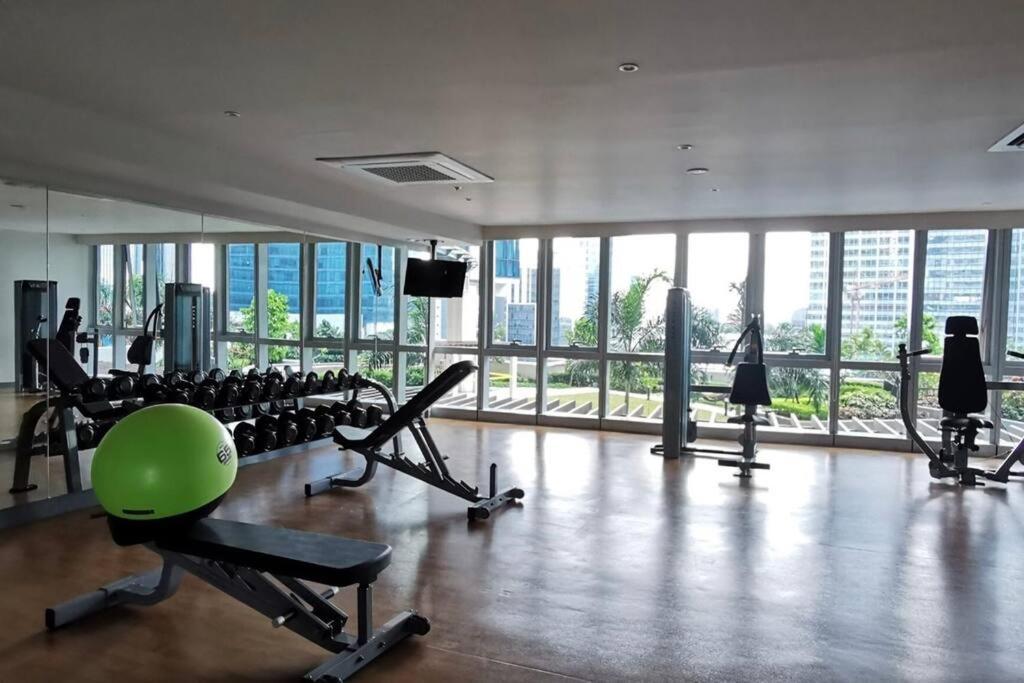 Apartment Free Parking With Balcony And View At Uptown Parksuites Bgc *
