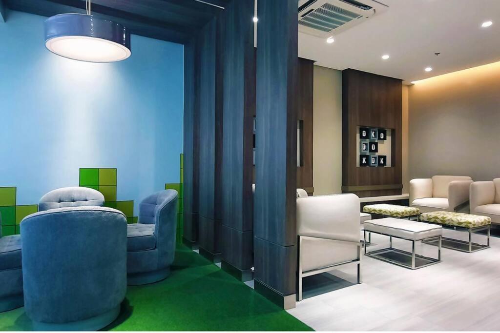 Free Parking With Balcony And View At Uptown Parksuites Bgc Apartment Manila