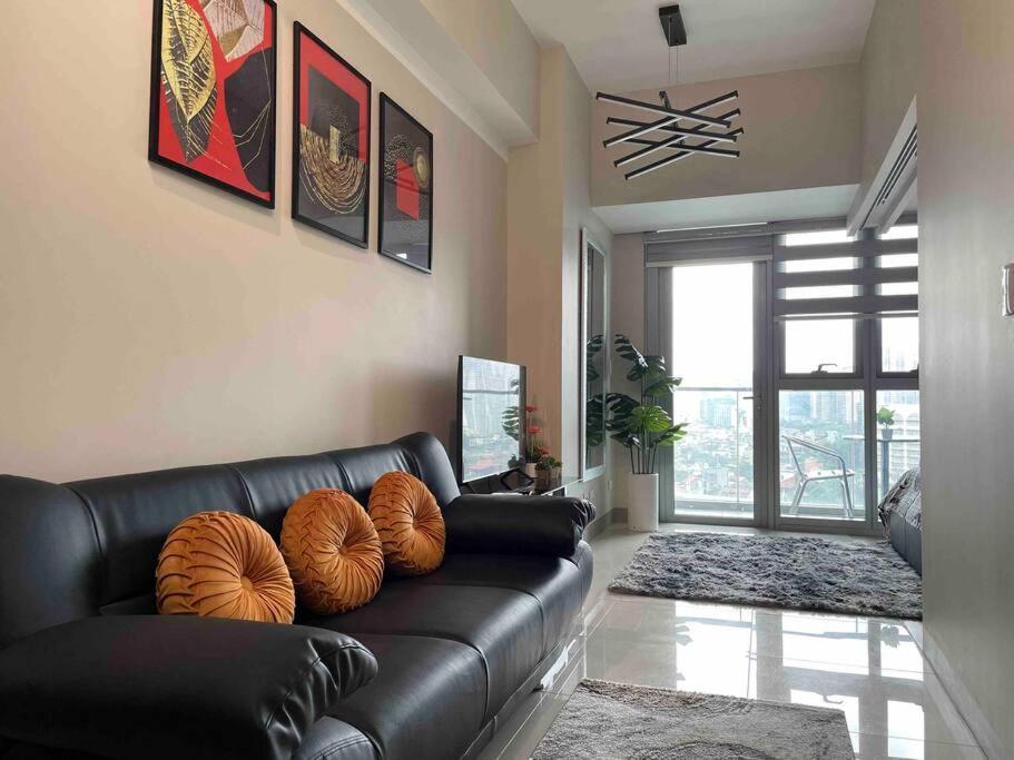 Free Parking With Balcony And View At Uptown Parksuites Bgc * Manila